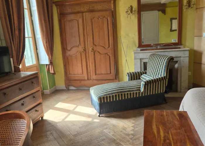 D'hote Vitrail Bed & Breakfast 3*